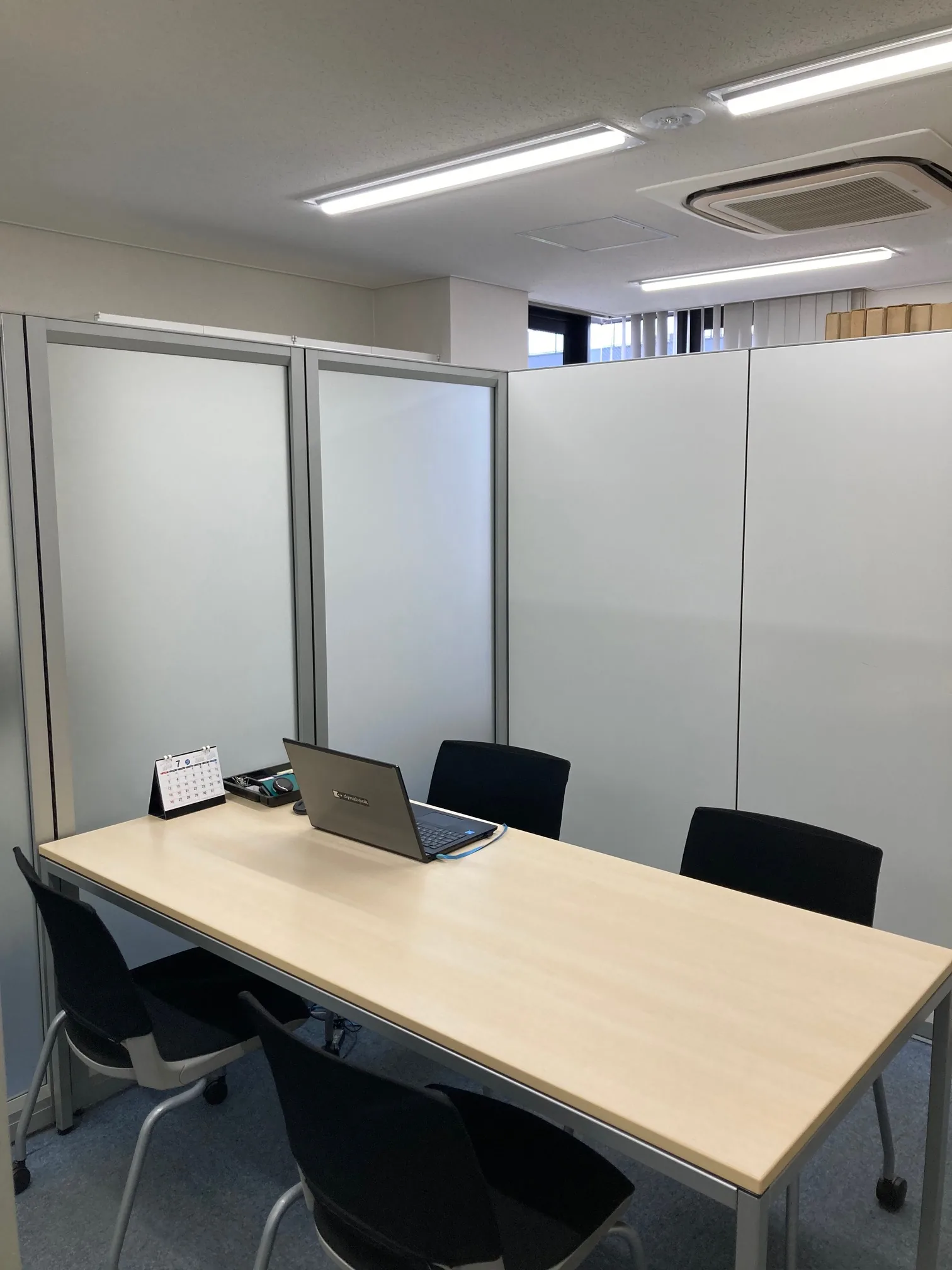 複数名でも使える打ち合わせテーブルと椅子